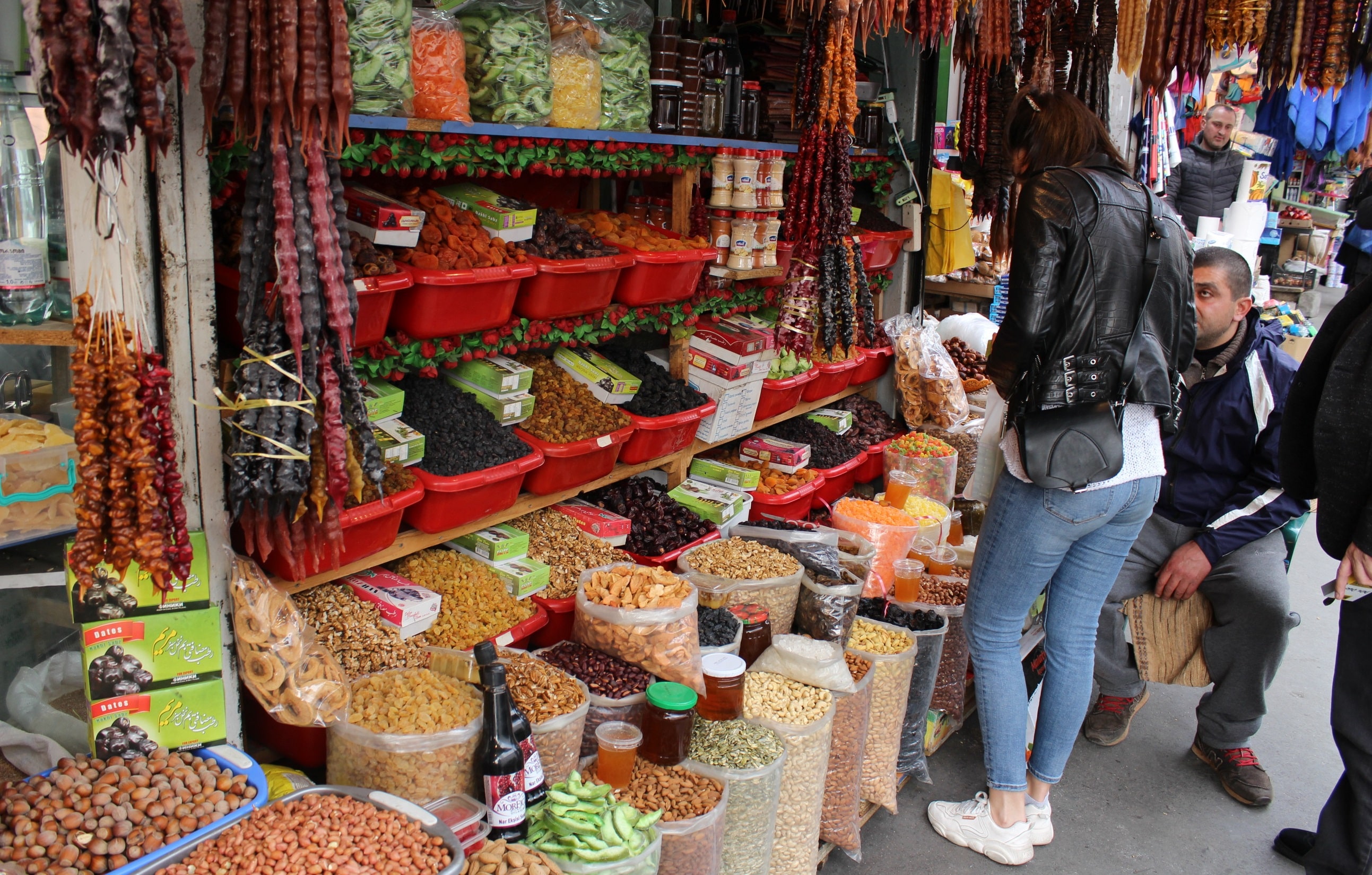 Продажа открытых продуктов питания на рынке в центре Тбилиси. Фото Инны Кукуджановой для "Кавказского узла".