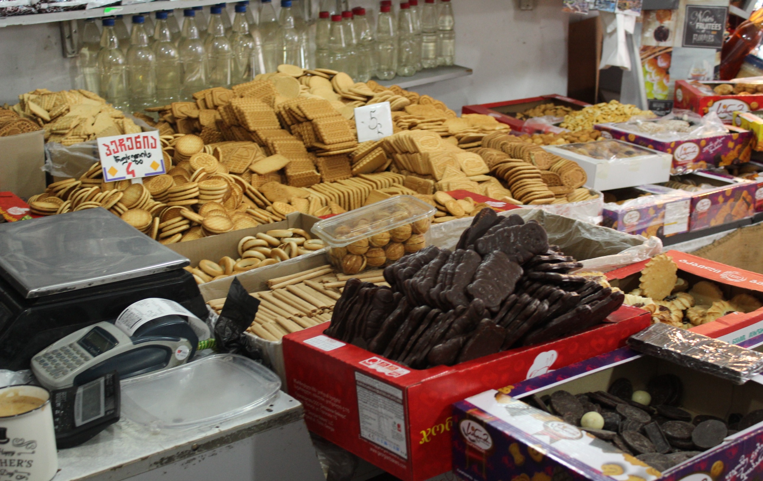 Продажа печенья без упаковки на тбилисском рынке. 7 марта 2020 года. Фото Инны Кукуджановой для "Кавказского узла"