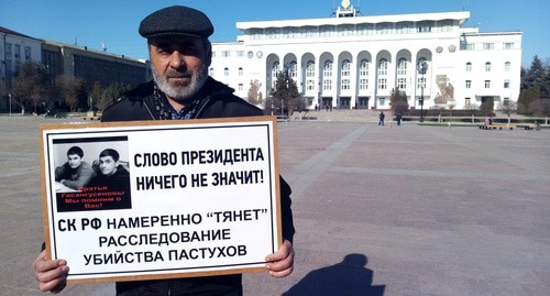 Муртазали Гасангусейнов возобновил одиночные пикеты в Махачкале. Фото Расула Магомедова для "Кавказского узла".