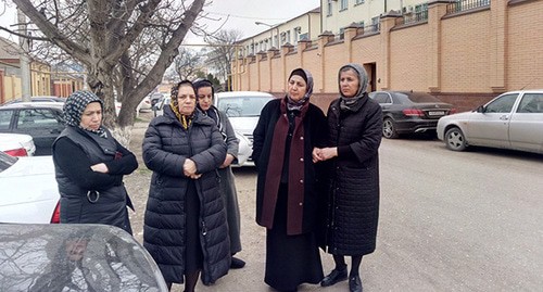 Родственники убитых в Чечне дагестанцев у Верхсуда Чечни. 10 марта 2020 г. Фото Расула Магомедова для "Кавказского узла"