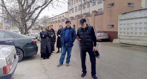 Родственники убитых в Чечне дагестанцев у Верхсуда Чечни. 10 марта 2020 г. Фото Расула Магомедова для "Кавказского узла"