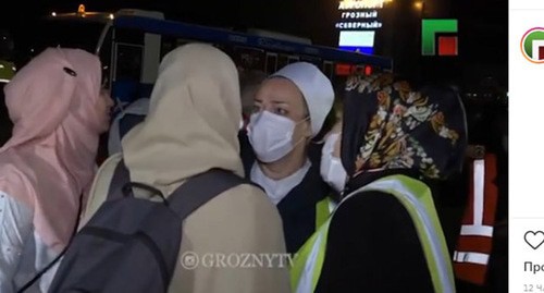 Женщины, доставленные в Грозный из сирийского лагеря Аль-Холь. 10 марта 2020 г. Стоп-кадр видео https://www.instagram.com/p/B9kLuHbIPvX/