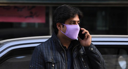 Мужчина в медицинской маске. Фото: REUTERS/Fayaz Aziz