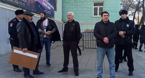 Сотрудники полиции не дали провести акцию Муртазали Гасангусейнову (крайний слева). 11 марта 2020 г. Фото Расула Магомедова для "Кавказского узла".