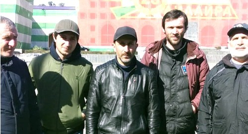 Джансух Адлейба (в центре), Иван Ачба (в бордовой куртке ) и другие участники голодовки. Фото Джансуха Адлейба для "Кавказского узла"