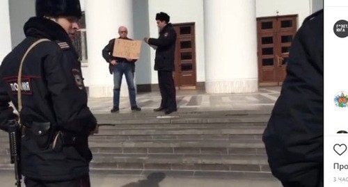 Силовики задержали двух активистов, проводивших у здания парламента Кабардино-Балкарии одиночные пикеты против поправок в Конституцию. Стоп-кадр видео Instagram https://www.instagram.com/p/B9oFM_EIVeu/