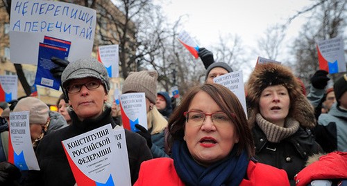 Активисты держат в руках Конституцию РФ. Фото: REUTERS/Tatyana Makeyeva
