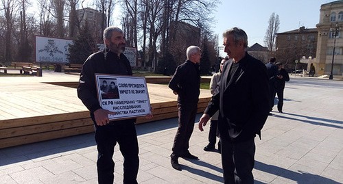 Родственник Муртазали Гасангусейнова вышел сегодня вместе с ним на акцию. 13 марта 2020 г. Фото Расула Магомедова для "Кавказского узла"
