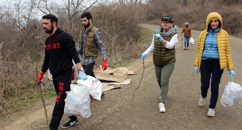 Волонтеры во время экологической акции очищают участок дороги между селами Айгестан и Хнацах в Нагорном Карабахе. Фото Алвард Григорян для "Кавказского узла"