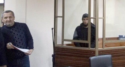 Ислам Муслимов и его адвокат Курбан Курбанов в зале суда 13 марта 2020 года. Фото Валерия Люгаева для "Кавказского узла"