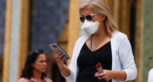Женщина в медицинской маске. Фото: REUTERS/Soe Zeya Tun