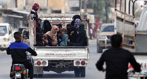 Женщины и дети едут в грузовике. Сирия, октябрь 2019 г. Фото: REUTERS/Khalil Ashawi