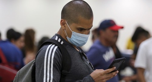 Мужчина в медицинской маске. Фото: REUTERS/Jorge Delgado