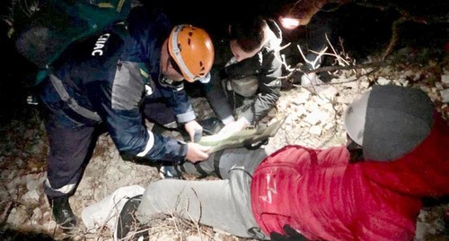 Спасатели эвакуируют туриста с гор близ Геленджика. Фото: Пресс-служба администрации Геленджика 