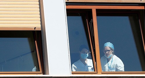 Медицинские работники в масках. Фото: REUTERS/Remo Casilli