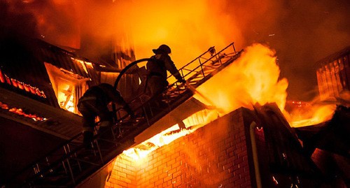 Сотрудники МЧС тушат пожар. © Фото Николая Ильина, Юга.ру