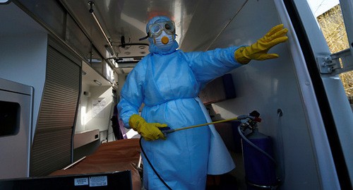 Медицинский работник в защитной одежде. Фото: REUTERS/Alexander Ermochenko