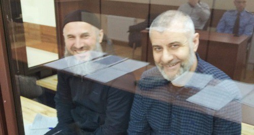 Муса Мальсагов (слева) и Барах Чемурзиев (справа) на заседании в Ессентукском горсуде, 19 марта 2020 года. Фото Магомеда Абубакарова для "Кавказского узла".