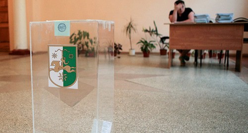 На избирательном участке в Абхазии. Фото: REUTERS/Kazbek Basaev