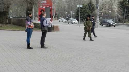 Казак и полицейский наблюдают за пикетом в центре Волгограда. Фото Татьяны Филимоновой для "Кавказского узла"