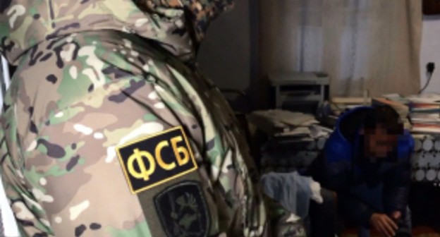 Сотрудник ФСБ. Фото Пресс-службы НАК http://nac.gov.ru/hronika-sobytiy/v-respublike-krym-presechena-deyatelnost-yacheyki-mezhdunarodnoy.html