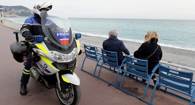 Французский полицейский патрулирует Английскую набережную в Ницце. Фото: Reuters/Eric Gaillard