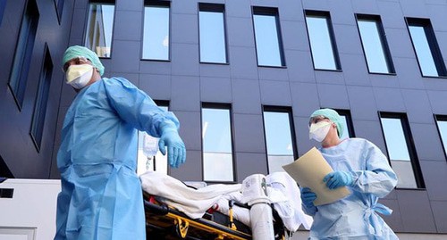 Медицинские работники в защитной одежде. Бельгия, март 2020 года. Фото: REUTERS/Yves Herman