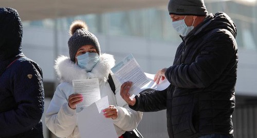Люди в медицинских масках. Фото REUTERS/Maxim Shemetov