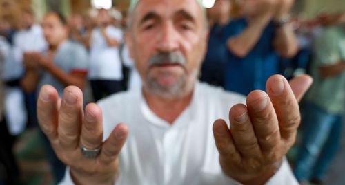 Верующий в мечети. Фото Азиза Каримова для "Кавказского узла"