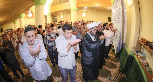 Верующие в мечети. Фото Азиза Каримова для “Кавказского узла”