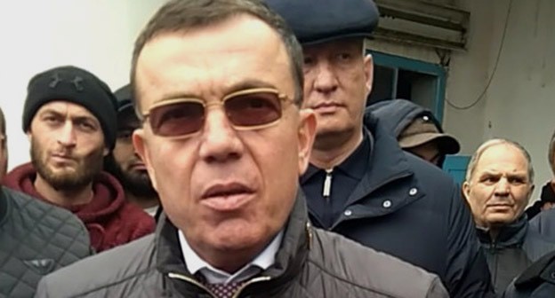 Министр транспорта и связи КБР  Аслан Дышеков беседует с участниками забастовки. Фото Анастасии Емельяновой для "Кавказского узла"