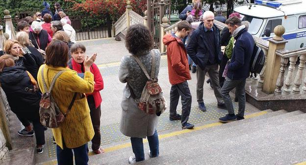 Группа поддержки сочинских Свидетелей Иеговы* перед зданием суда. Фото Светланы Кравченко для "Кавказского узла".