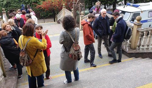 Группа поддержки сочинских Свидетелей Иеговы* перед зданием суда. Фото Светланы Кравченко для "Кавказского узла".