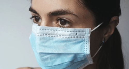 Девушка в медицинской маске. Фото: pixabay.com