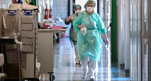 Медицинские работники в защитной одежде. Фото: REUTERS/Flavio Lo Scalzo