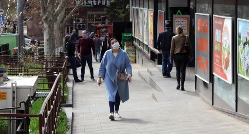 Женщина в медицинской маске на улице Еревана. Фото Тиграна Петросяна для "Кавказского узла"