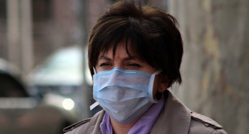 Женщина в медицинской маске. Фото Тиграна Петросяна для "Кавказского узла"