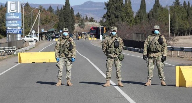 Грузинские силовики на дороге в Марнеули. Фото: REUTERS/Irakli Gedenidze