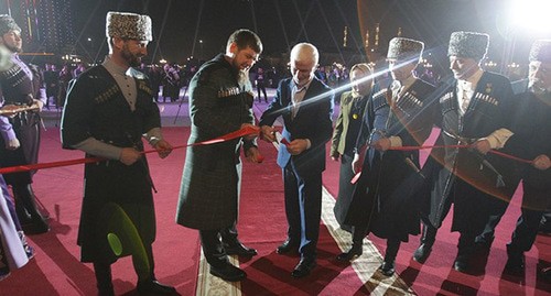 Рамзан Кадыров (в центре) во время открытия Дворца искусств в Грозном. Стоп-кадр видео ЧГТРК "Грозный"
https://www.youtube.com/watch?v=o4ViJla_m8k