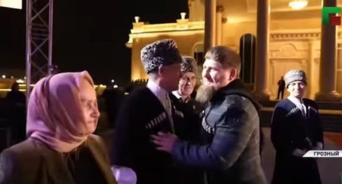 Рамзан Кадыров (в центре) во время открытия Дворца искусств в Грозном. Стоп-кадр видео ЧГТРК "Грозный"
https://www.youtube.com/watch?v=o4ViJla_m8k