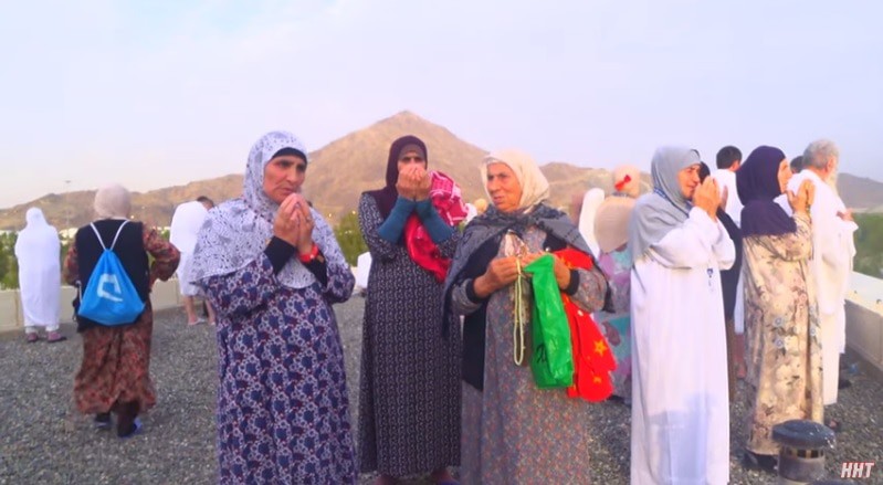 Паломницы из Дагестана в Саудовской Аравии во время хаджа в 2019 году. Кадр видео "Дождь на горе Арафа. О чём молили паломники? №15" на канале "Телеканал ННТ" https://www.youtube.com/watch?v=87uCp0-Cuog