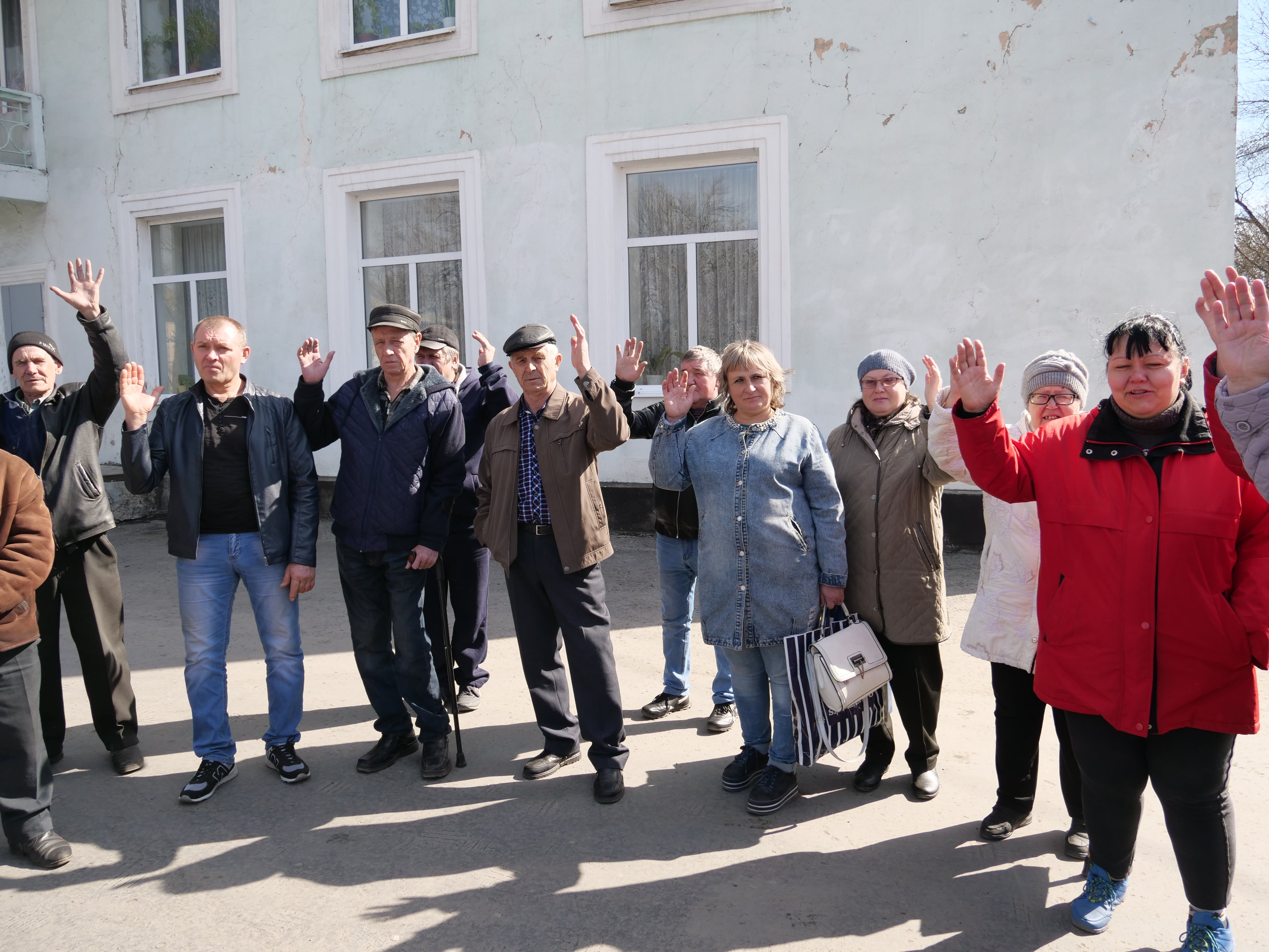 Участники пикета в Гуково голосуют за временное прекращение акции. 21 марта 2020 года. Фото Вячеслава Прудникова для "Кавказского узла"
