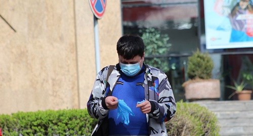 Мужчина в медицинской маске на улице в Ереване. 26 марта 2020 года. Фото Тиграна Петросяна для "Кавказского узла"