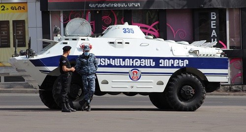 Патруль на улице Еревана после введения ограничений на передвижение. 26 марта 2020 года. Фото Тиграна Петросяна для "Кавказского узла"