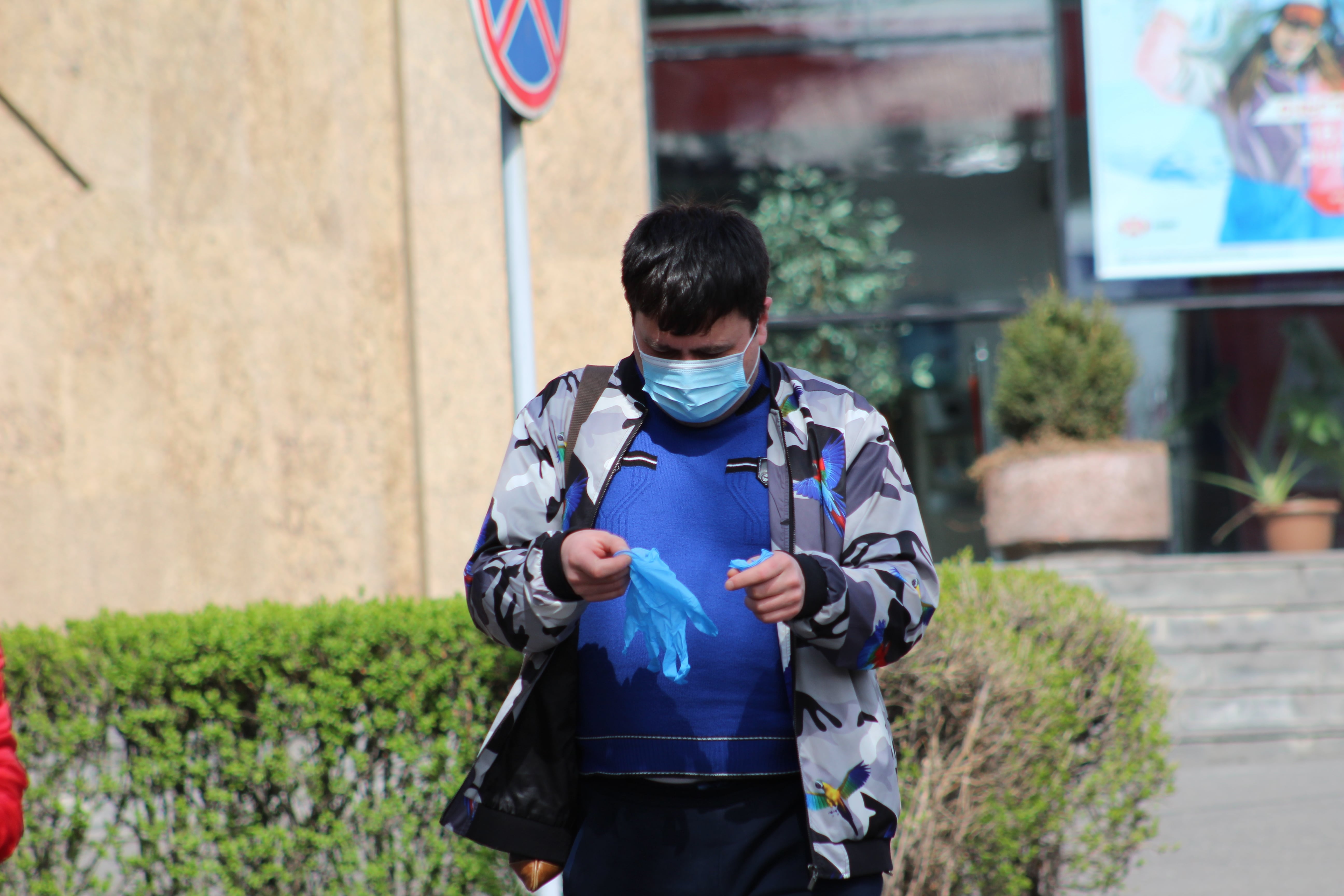 Житель Еревана на улице. Март 2019 года. Фото Тиграна Петросяна для "Кавказского узла"