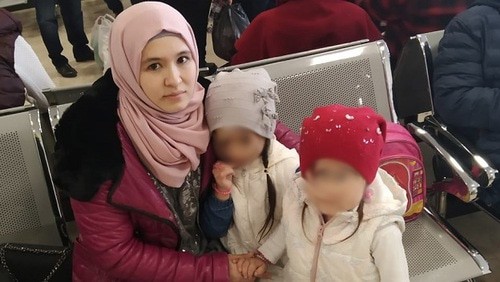 Эльмира Кенжибулатова с детьми в аэропорту. Фото предоставлено "Кавказскому  узлу" Расулом Кенжибулатовым.