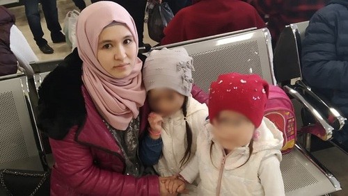 Эльмира Кенжибулатова с детьми в аэропорту. Фото предоставлено "Кавказскому узлу" Расулом Кенжибулатовым. Эльмира Кенжибулатова с детьми в аэропорту. Фото предоставлено "Кавказскому узлу" Расулом Кенжибулатовым.