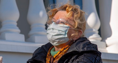 Женщина в медицинской маске. Фото Нины Тумановой для "Кавказского узла"