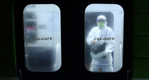 Человек в защитной одежде обрабатывает вагон метро от вируса. Армения, Ереван, март 2020 г. Фото: Vahram Baghdasaryan/Photolure via REUTERS 