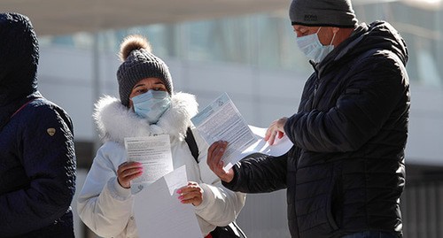 Люди в защитных масках. Россия, Москва, март 2020 г. Фото: REUTERS/Anton Vaganov
